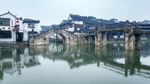 他是老天津市长的哥哥,专心辅助他从政,在意租界置有房产