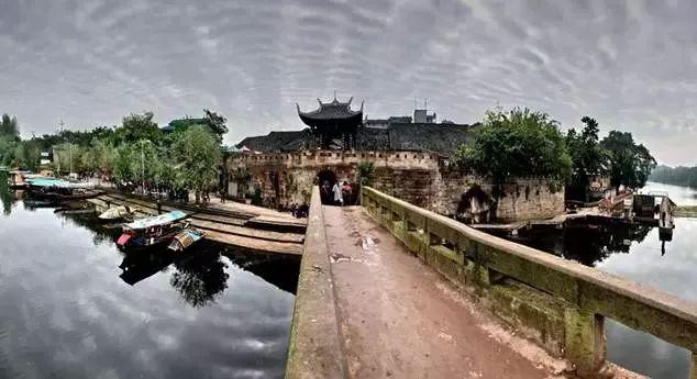蒸肠粉是广东地区的一道传统小吃,以其嫩滑、口感鲜美而备受喜爱